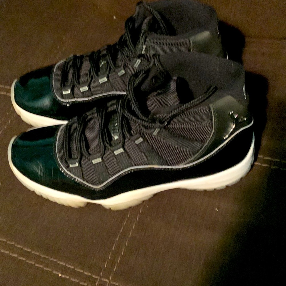 Jordan 11 retros black julibees size 7/5